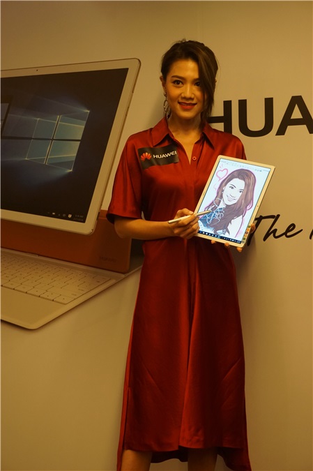 周秀娜出席电子产品发布会