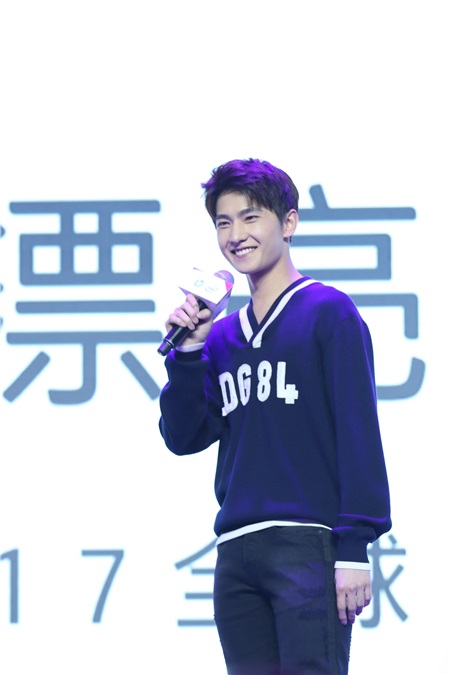 杨洋出席代言电脑品牌新品发布会