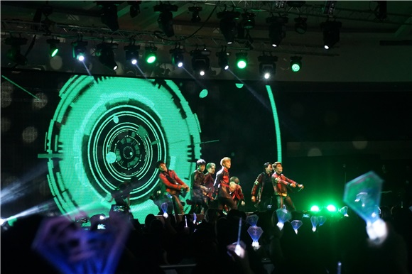 韩国13人男团Seventeen演唱会