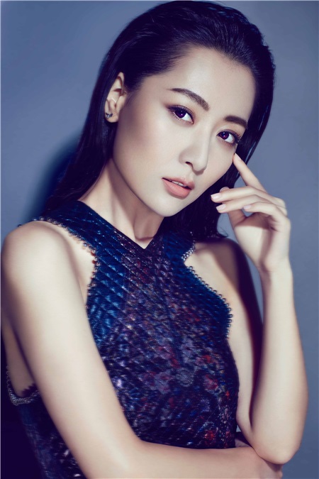 白冰最新时尚写真曝光 性感冷艳尽显女王范儿