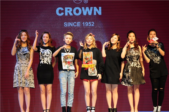 吴奇隆出席CROWN行李箱代言活动 与粉丝合影甘当「人肉背景板」