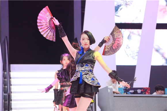 国风女团SING接棒T-ara 不惧严寒热舞助阵LOL冬季赛