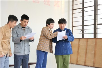 黄渤和别的考生一起准备考试