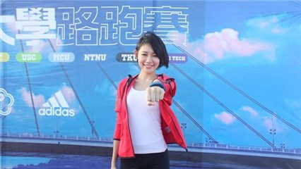 女星开腿拉筋 脸书掀衣秀紧实身材