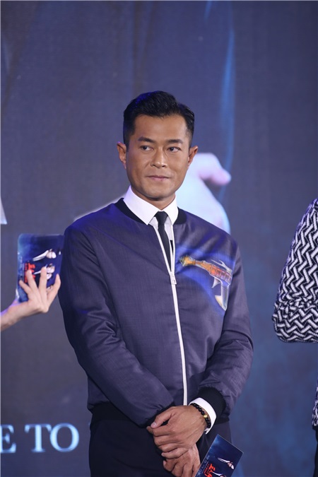 赵薇缺席《三人行》首映发布会以人形板替代 古天乐、钟汉良承诺票房破2亿微博放萌照2016年6月20日,北京,电影《三人行》举行首映发布会。主演钟汉良、古天乐、导演杜琪峯、监制兼编剧游乃海出席,赵薇由於工作在身只以人形板替代。