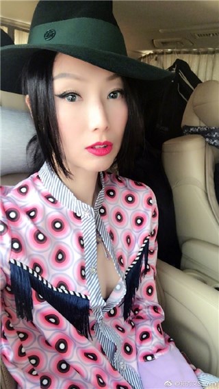郑秀文晒工作照 网友发现亮点：这是在勾引我们吗？