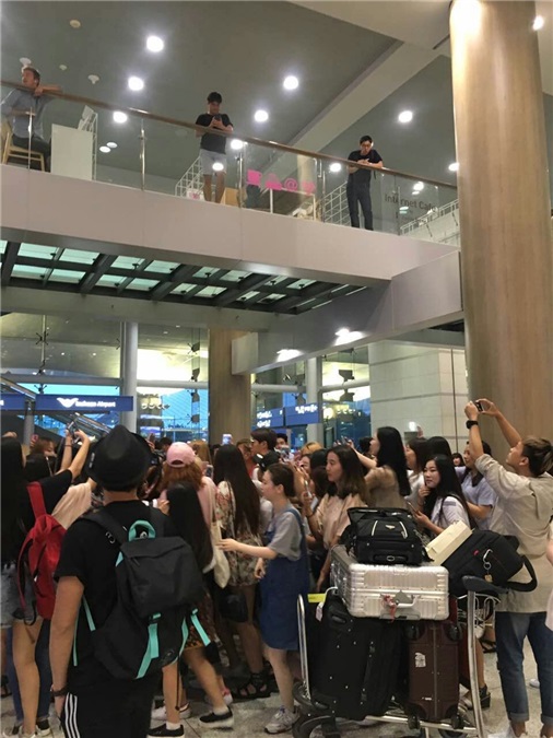陈伟霆赴韩拍MV人气爆棚 机场遭韩国粉丝围堵