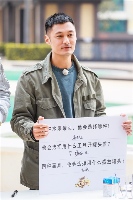 余文乐「黄金右脚」展足球实力 与白敬亭、魏大勋上演三角战