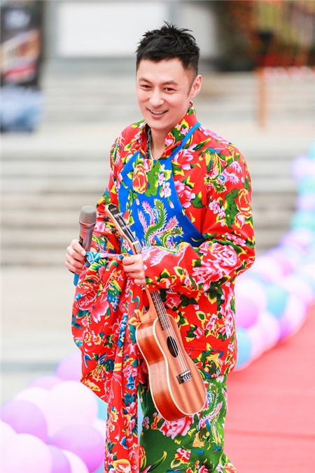 余文乐《24小时》弃型男包袱 穿东北大花袄扭秧歌