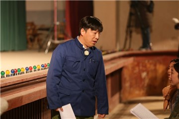 黄渤与考生探讨考题