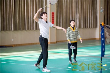 林更新与大张伟妈妈运动