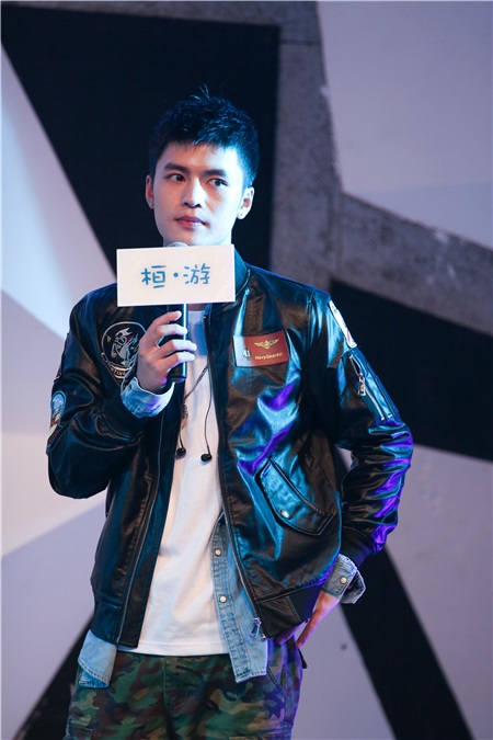 宁桓宇生日会与粉丝亲密互动 神秘嘉宾现身送祝福