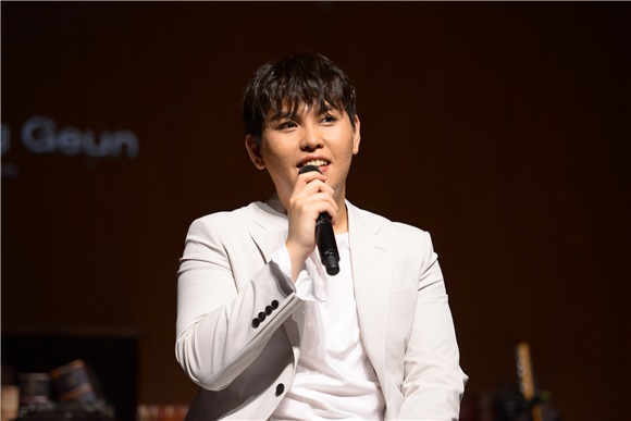 韩东根办新辑音乐会 深情演唱真挚投入