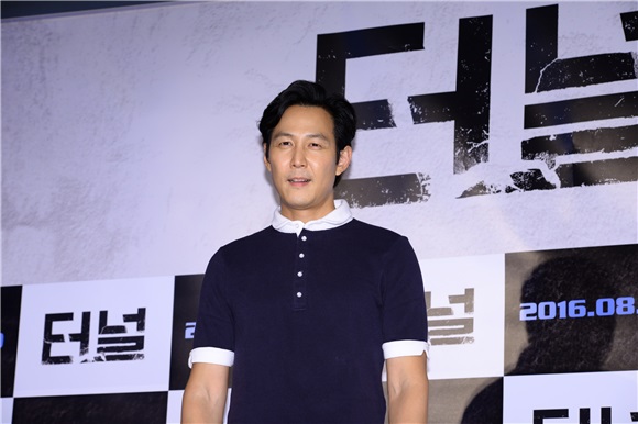 河正宇、裴斗娜等出席了电影《隧道》VIP试映会