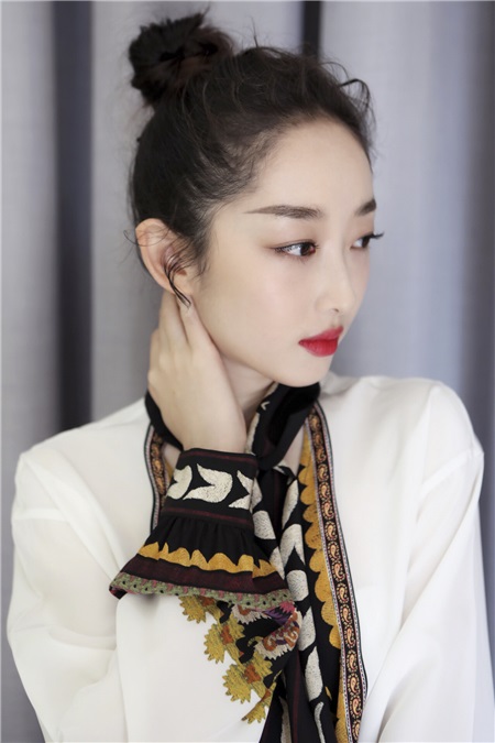 蒋梦婕名族风亮相米兰大秀 白发光成众人焦点