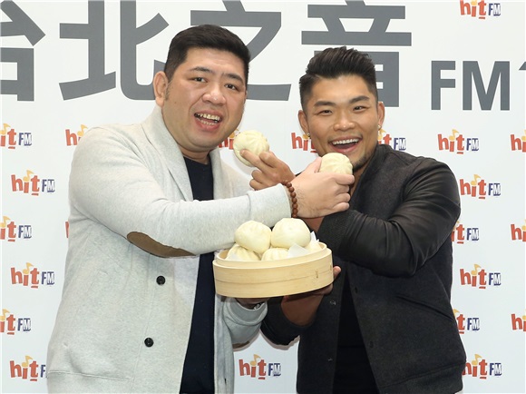 李玖哲电台宣传好友NONO送上包子