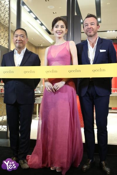 〈Yes 北京现场〉古力娜扎出席品牌活动 粉色及地长裙尽显甜美优雅