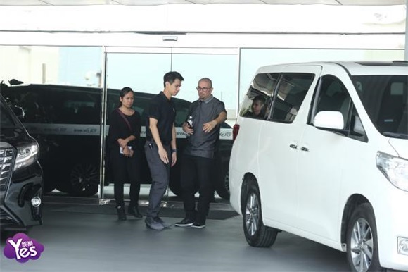 〈Yes 台北现场〉水果姐墨镜帽T低调抵台 明日将登场小巨蛋开唱
