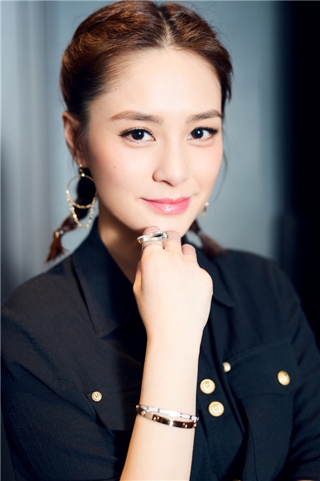 阿娇暖春写真清丽上线 麻花辫甜美出镜尽展青春元气