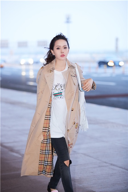 伊能静机场涂鸦风时髦有趣 冻龄少女尽显帅气活力