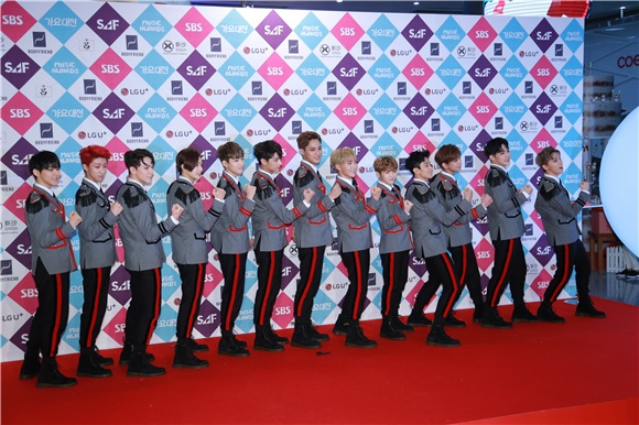 男团EXO、Seventeen、CNBLUE等亮相2016SBS歌谣大战红毯仪式