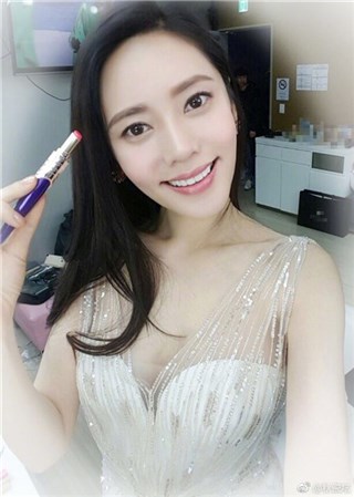 秋瓷炫晒美照送上元旦祝福 准妈咪小腹微隆甜笑出镜