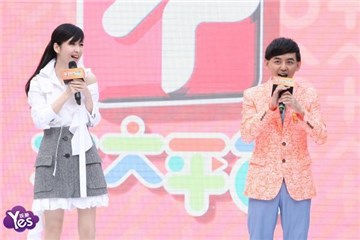 周慧敏勾黄子佼旧照重现 网友直说：根本双胞胎