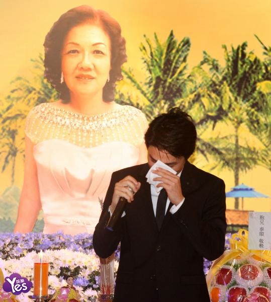 〈Yes 台北现场〉吴克群母亲告别式 播放父母求婚视频感动落泪