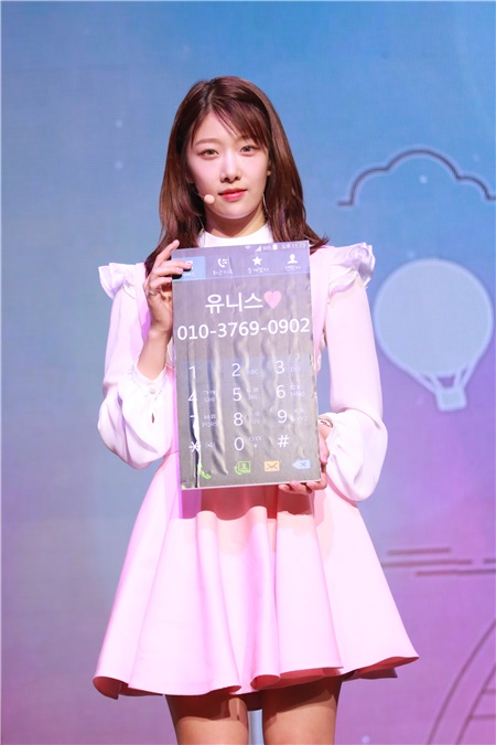 DIA办正规2辑showcase 以9人女团清新亮相