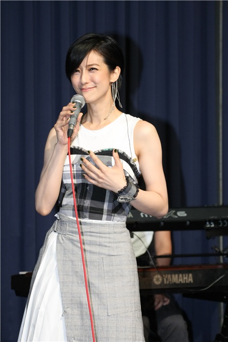 赖雅妍举办公益演唱会总彩张立昂送上三宝