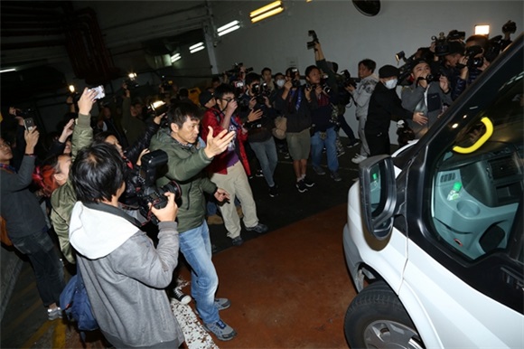 刘德华回港住院遇记者围堵 朱丽倩从泰国一路陪伴