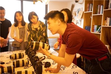 讲师现场讲解摄影器材图