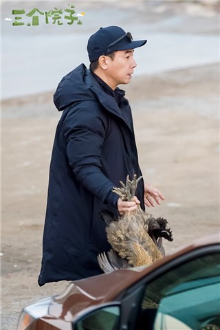 陈小春带土鸡到台州院子