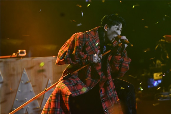 狮子合唱团上海开唱 金曲再现激燃现场