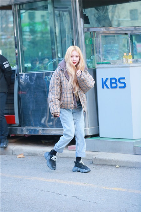 DAY6、KARD、VICTION等参加韩国Music Bank上班路