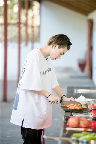小鬼王琳凯准备惊喜