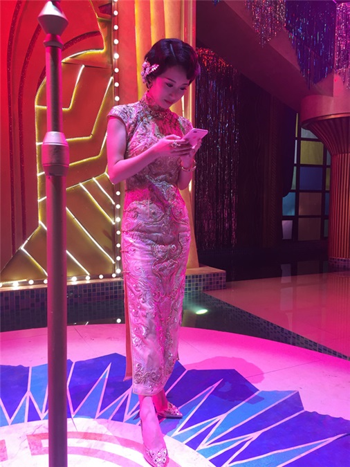 众星亮相《远大前程》 李念复古旗袍装有气质