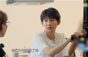 李静关心王源吃饭问题