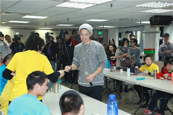 吴建豪出席公益活动