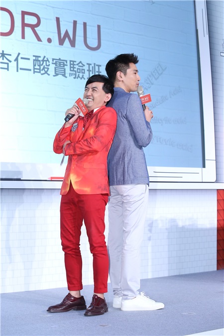 赵又廷旋风返台帅气出席保养品牌代言活动