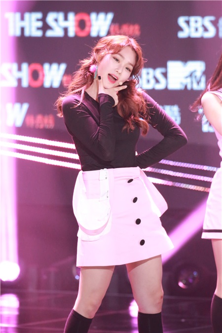 女团gugudan、GFriend出演了SBS音乐节目《THE SHOW》