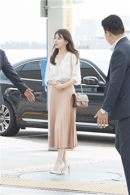 〈Yes 首尔现场〉秀智赴港亮相机场 清新女神Look超优雅