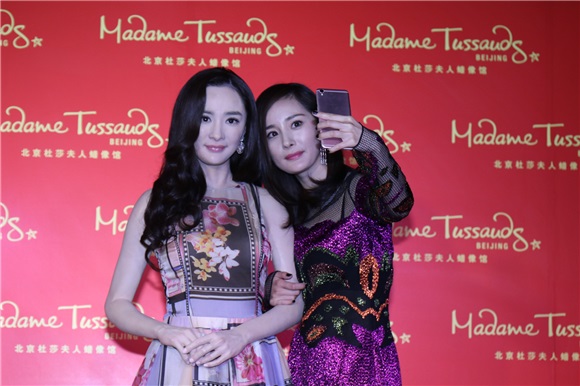 杨幂「调戏」姐妹蜡像搞怪合影 紫色闪片拼接裙性感妖媚