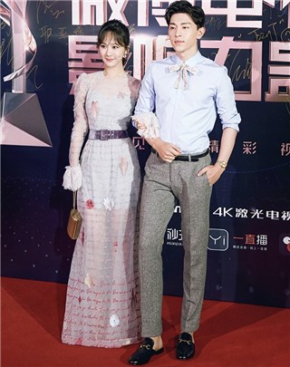 杨紫邓伦“拐棍组合”亮相红毯