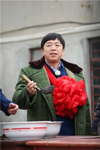 黄渤戴上大红花