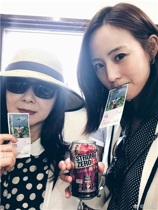 张钧甯带妈妈去度假 玩到不想上班了