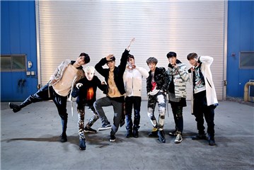 韩团VAV推出第二主打예쁘다고 (Gorgeous)MV