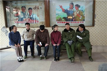 孙红雷、黄磊和别的考生交流心得