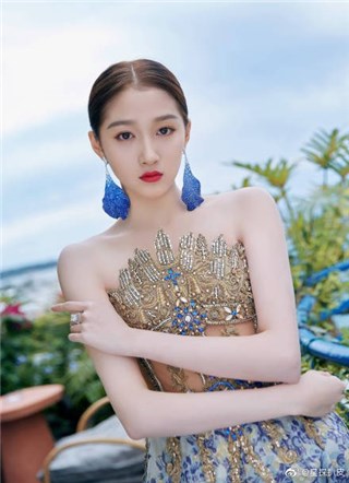 关晓彤镂空印花裙甜美暴击