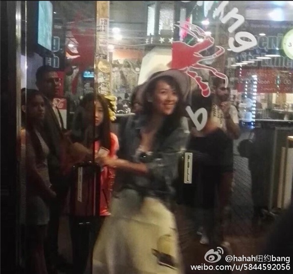 章子怡甘当「女儿奴」 陪小苹果逛街吃大餐
